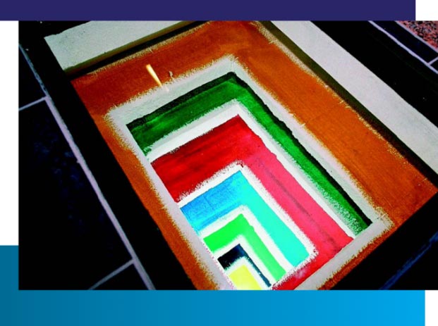 Peinture d'art contemporain montrant des rectangles de couleurs concentriques.